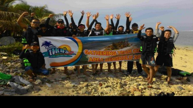 Foto bersama di Pulau Tikus, Bengkulu.