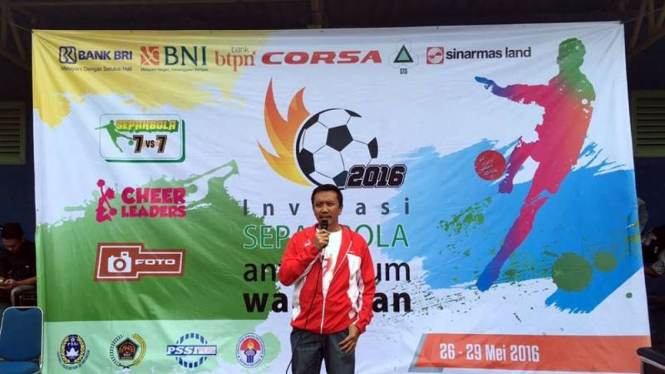 Menpora Imam Nahrawi saat membuka Liga Invitasi Media 2016 di Lapangan C Senayan