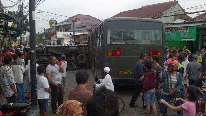 Bus Rindam tabrakan di Condet.