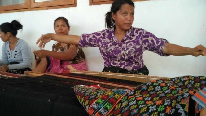 Karolina, perajin kain songket Flores. Perempuan asal Manggarai Barat ini terlatih membuat songket sejak kecil. Kini ia mengeluh sedikit anak muda yang mau membuat songket.
