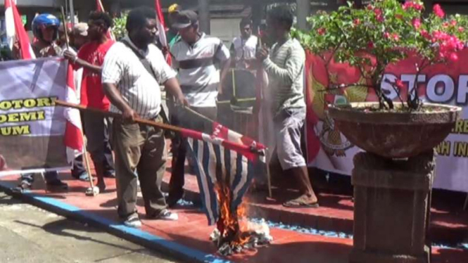 Warga bakar bendera Bintang Kejora.