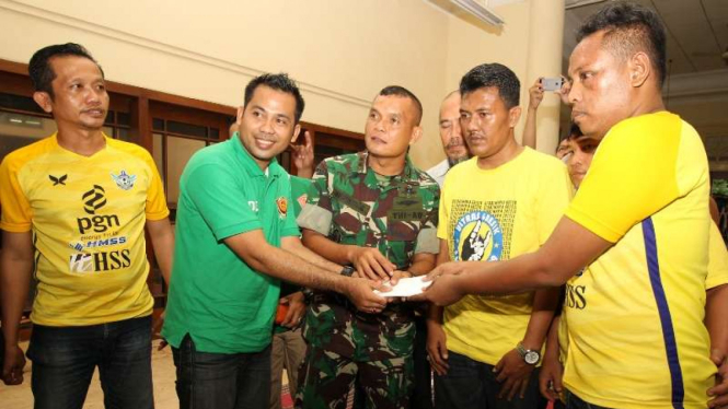 Suporter PS TNI dan Ultrasmania berdamai