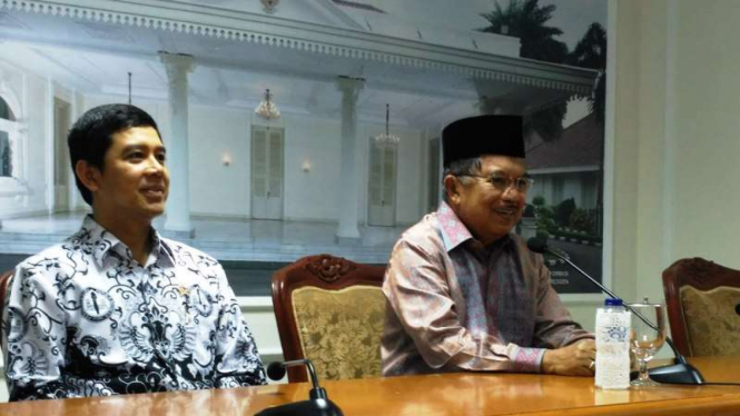 Wakil Presiden Jusuf Kalla bersama Menpan Yuddy Chrisnandi.
