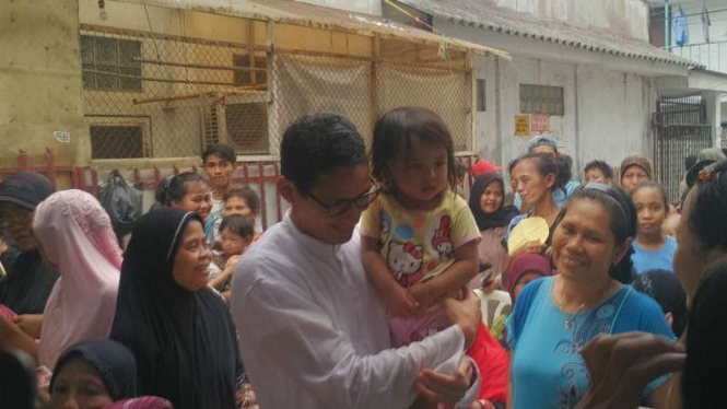 Bakal calon gubernur DKI Sandiaga Uno kunjungi warga Krukut, Jakarta Barat, Jumat, 27 Mei 2016.