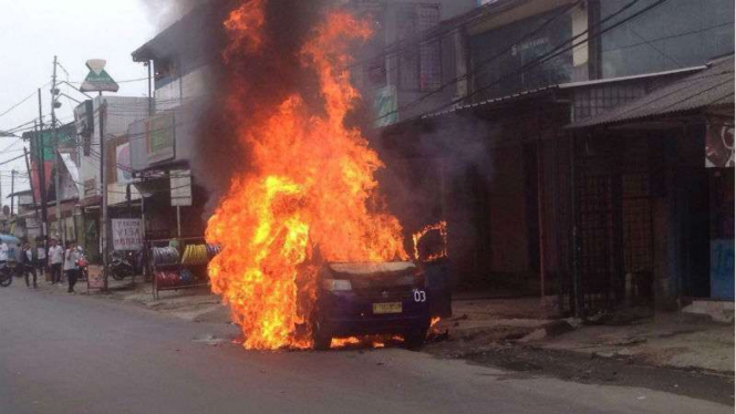 Angkot 03 di Depok terbakar di pinggir jalan