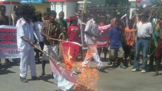 Pembakaran bendera Bintang Kejora.