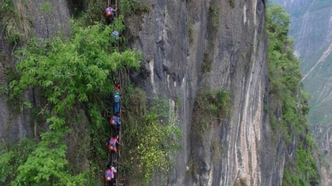 Anak sekolah di China yang memanjat tebing 800 meter demi pulang ke rumah