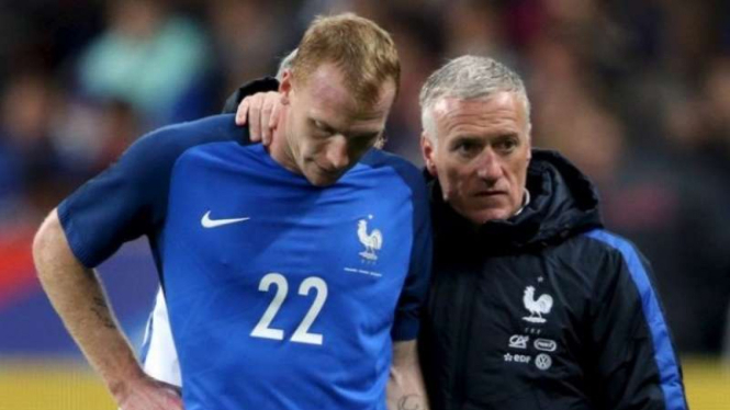 Jeremy Mathieu (kiri) menderita cedera dalam laga uji coba tim nasional Prancis.