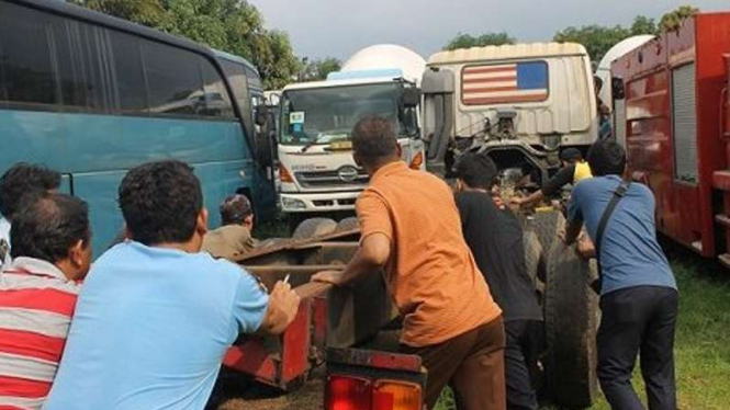 Petugas dari Kejari Jaktim saat mengambil truk lelangan.