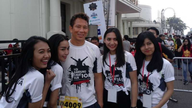 Kiper Persib Bandung, I Made Wirawan saat ikut lomba lari