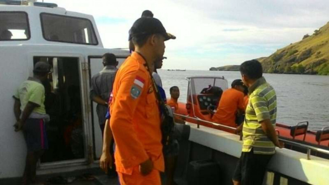 Tim Basarnas melakukan pencarian korban kapal tenggelam di perairan Taman Nasional Komodo Flores, Minggu (29/5/2016)