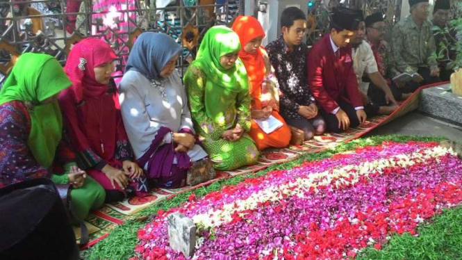 Menteri Sosial, Khofifah Indar Parawansa, ziarah di makam mendiang mantan Presiden Abdurrahman Wahid di kompleks Pesantren Tebu Ireng, Jombang, Jawa Timur, pada Minggu, 29 Mei 2016.