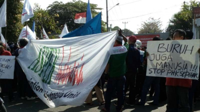 Demonstrasi buruh di Depok, Senin, 30 Mei 2016.