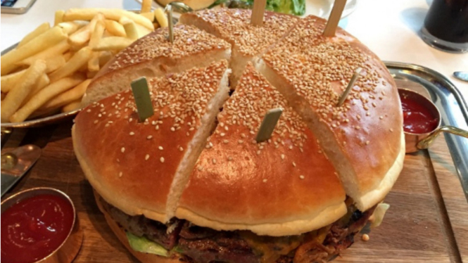 Burger Raksasa di Jepang