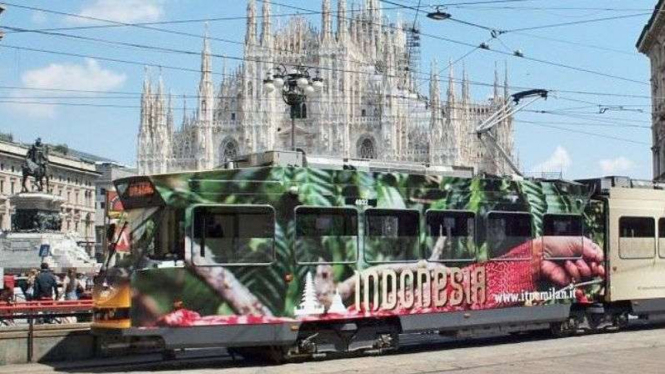 Trem jumbo bertema Indonesia di Kota Milan, Italia. 