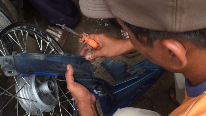 Reparasi bodi motor di Pasar Rebo, Jakarta Timur.