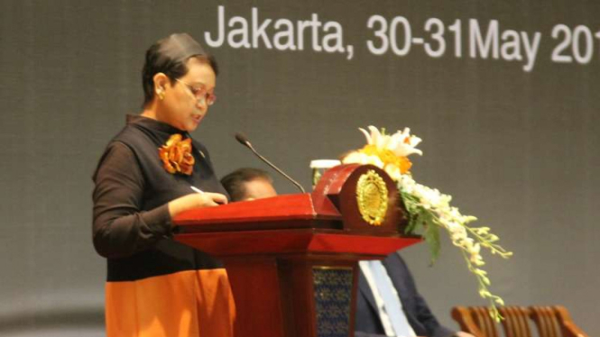 Menlu Retno LP Marsudi saat pidato dalam acara Dialog HAM antara Indonesia-Norwegia, di Gedung Kemlu RI, Jakarta, Senin, 30 Mei 2016.