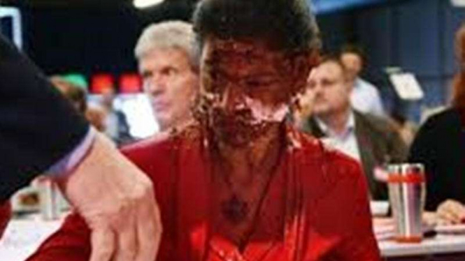 Politisi Jerman, Sarah Wagenknecht dan wajahnya yang berlumuran cake dan krim.