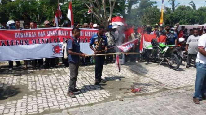 Aksi massa yang melakukan pembakaaran bendera Bintang Kejora yang menjadi simbol gerakan Papua Merdeka, Selasa (30/5/2016)