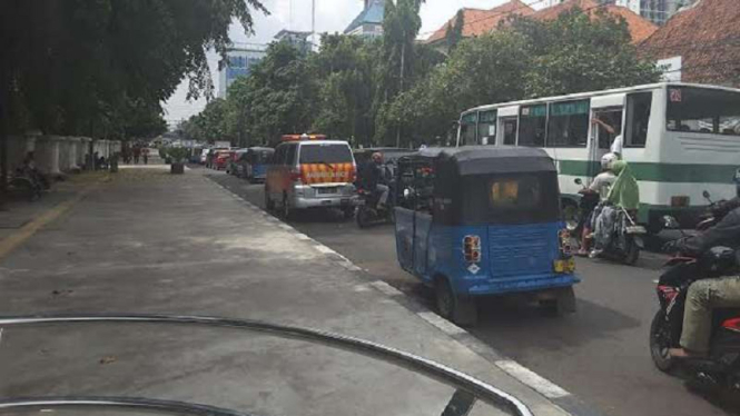 Sebuah ambulans terjebak di kemacetan jalan depan RSCM Jakarta.