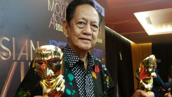 Deddy Sutomo menerima dua penghargaan dalam ajang Indonesian Movie Awards 2016 yang digelar sebuah stasiun televisi swasta di Jakarta pada Senin malam, 30 Mei 2016.