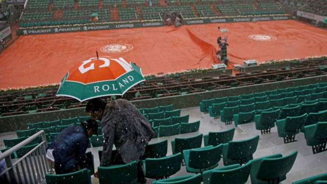 Lapangan French Open diguyur hujan keras