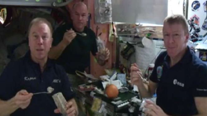 Tiga astronot menikmati nasi karya siswa SMA