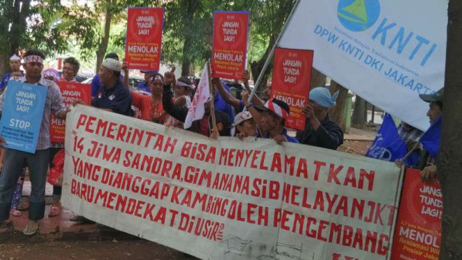 Demo nelayan tolak reklamasi Teluk Jakarta, di depan PTUN Jakarta Timur.