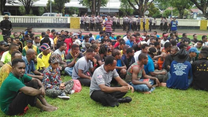 Puluhan mahasiswa asal Papua yang diamankan Kepolisian Daerah Sulawesi Utara, Selasa (31/5/2016)