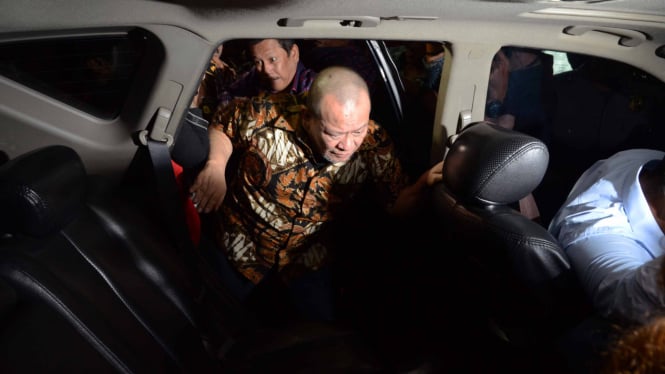 La Nyalla Mattalitti memasuki mobil seusai diperiksa di Kejagung, Jakarta, (31/5/2016).