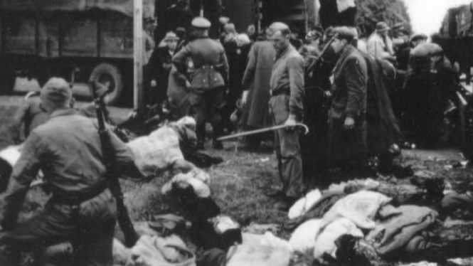 Sejumlah personel Nazi "membereskan" mayat kaum Yahudi dari Kamp Chelmno.