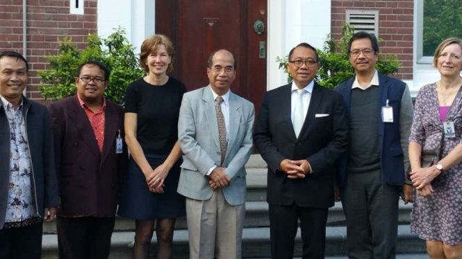Duta Besar RI untuk Belanda, I Gusti Agung Wesaka Puja, (ketiga dari kanan) dan pengurus Netherland-Indonesia Consortium for Muslim-Christian Relations di Den Haag, Belanda.