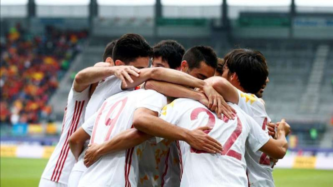 Para pemain Timnas Spanyol merayakan gol.