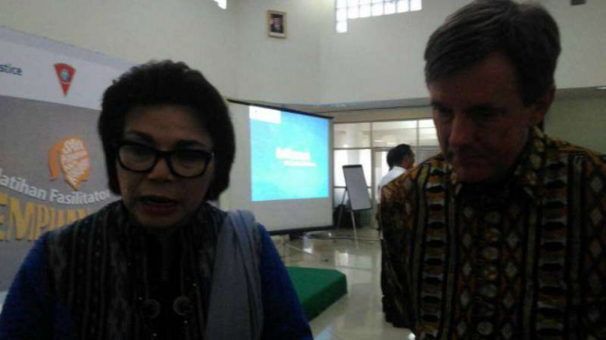 Wakil Ketua KPK Basaria Panjaitan bersama perwakilan Konjen Asutralia di Ambon