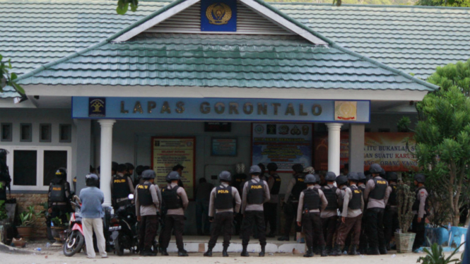Petugas kepolisian bersiaga di Lapas Kelas II A Gorontalo, Rabu (1/6/2016)