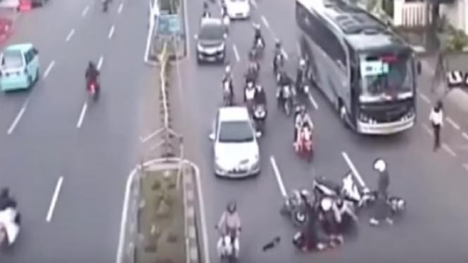 Empat Motor  Jungkir Balik Terekam CCTV di  Depok 