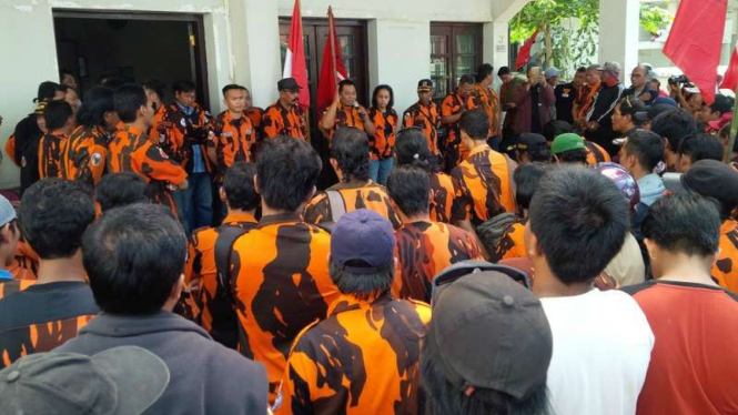 Ormas Pemuda Pancasila menggelar doa bersama untuk La Nyalla Mattaliti, Rabu (1/6/2016)