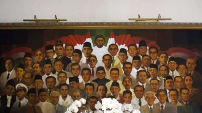 Lukisan anggota BPUPKI yang dipajang di Gedung Pancasila.