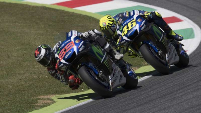 Pembalap Yamaha, Jorge Lorenzo (kiri) dan Valentino Rossi.