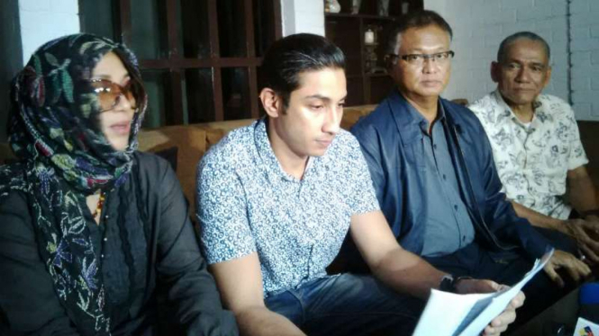 Lukman Azhari (kedua dari kiri), adik bungsu Ayu Azhari, menggelar konferensi pers tentang sengketa hak waris dengan kakaknya di Jakarta, pada Rabu malam, 1 Juni 2016.