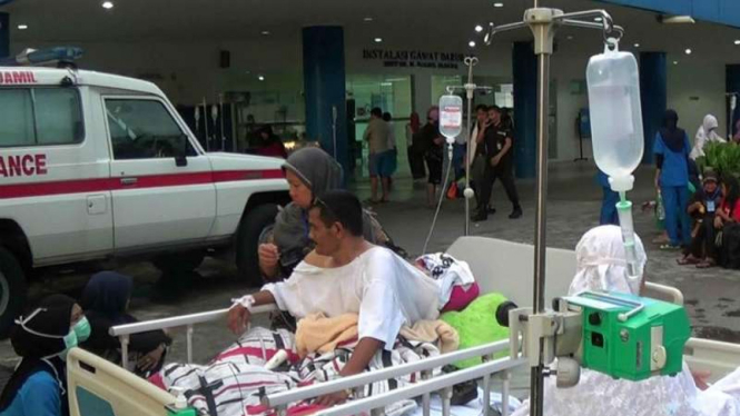 Sejumlah pasien pada Rumah Sakit Dokter M Djamil, Padang, dievakuasi keluar setelah gempa bumi menggucang wilayah Sumatera Barat pada Kamis pagi, 2 Juni 2016.