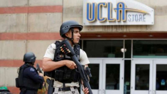 Dua petugas polisi Los Angeles tengah berjaga di kampus UCLA.
