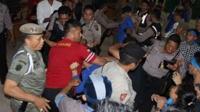 Polisi dan aparat saat mengusir dan memukul demonstran GMKI di Gedung DPRD Manado, 3 Juni 2016.