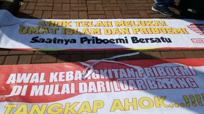 Spanduk demonstrasi tuntut KPK tangkap Ahok