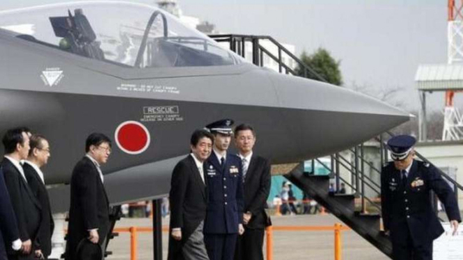 PM Shinzo Abe saat memeriksa jet tempur F-35A di Pangkalan Udara Hyakuri, Omitama, sebelah timur laut Tokyo, Jepang.