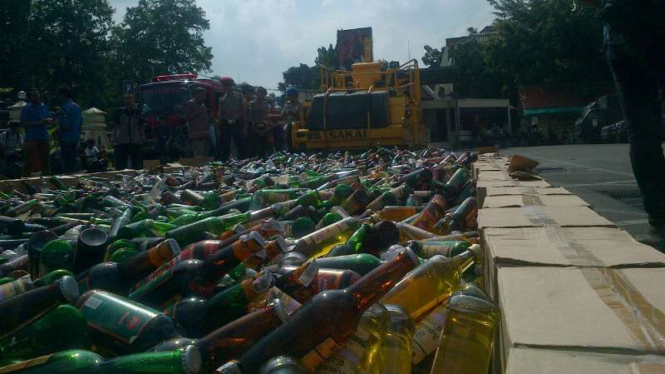 Polres Jakarta Selatan musnahkan belasan ribu botol minuman keras, Kamis, 2 Juni 2016.