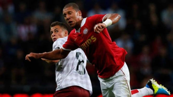 Pemain belakang PSV Eindhoven, Jeffrey Bruma (kostum merah)