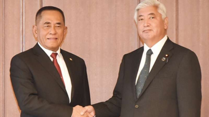 Menteri Pertahanan Jepang, Gen Nakatani (kanan) dan Menhan Ryamizard Ryacudu, saat di Tokyo, Jepang, beberapa waktu lalu.