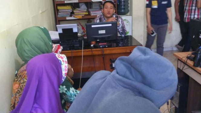 Ibu dan anak melaporkan kasus pencabulan yang dialami keduanya yang dilakukan oleh ayah sekaligus kakek di Kabupaten Garut Jawa Barat, Kamis (2/6/2016).