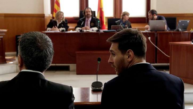 Lionel Messi (kanan) di ruang pengadilan Spanyol